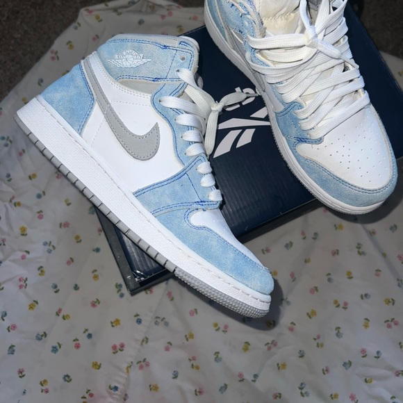 Jordan 1 Retro High Hyper Royal Smoke Grey - Picture 14 of 15